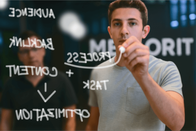 Команда пишет на стекле